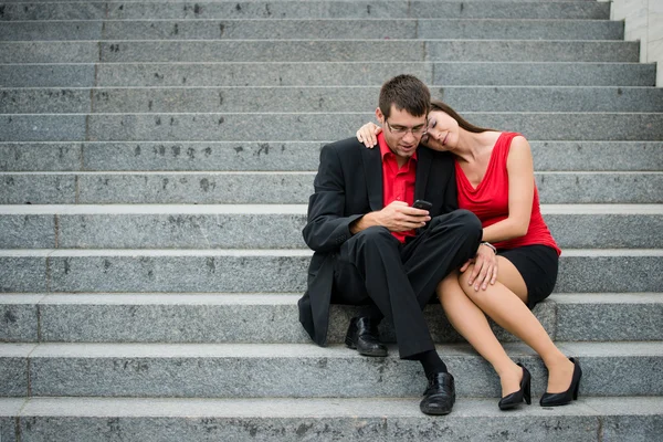 Junge Geschäftsleute mit Smartphone — Stockfoto