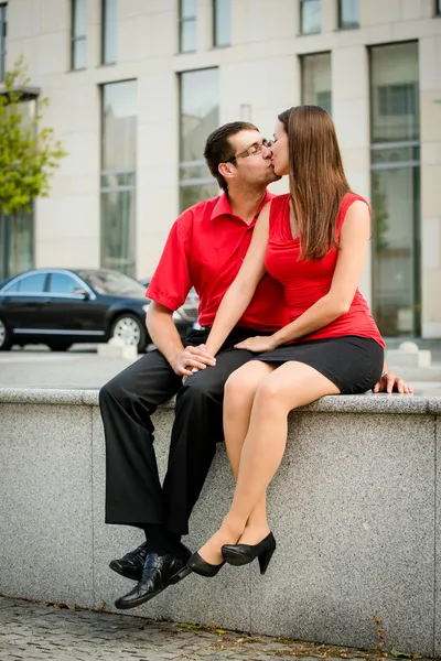 Heureux ensemble - jeune couple embrasser — Photo