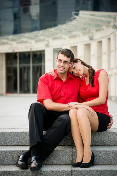 Влюбленная молодая деловая пара — стоковое фото