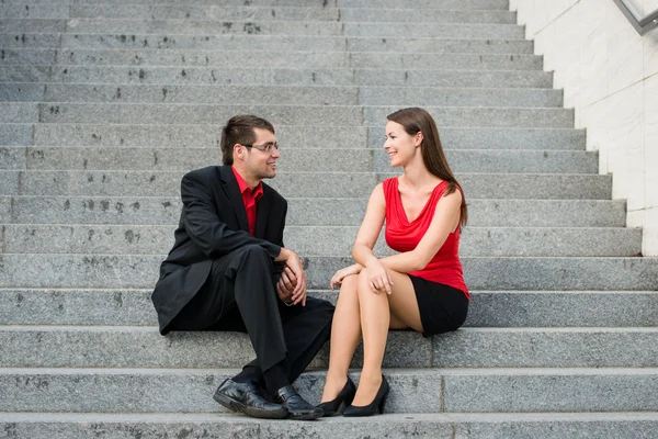 Business folk pratar i street — Stockfoto