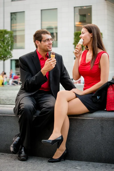 Young couple having icecream — Stock Photo, Image
