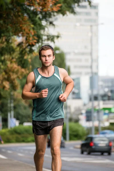 Тренировка - человек бежит на улице — стоковое фото
