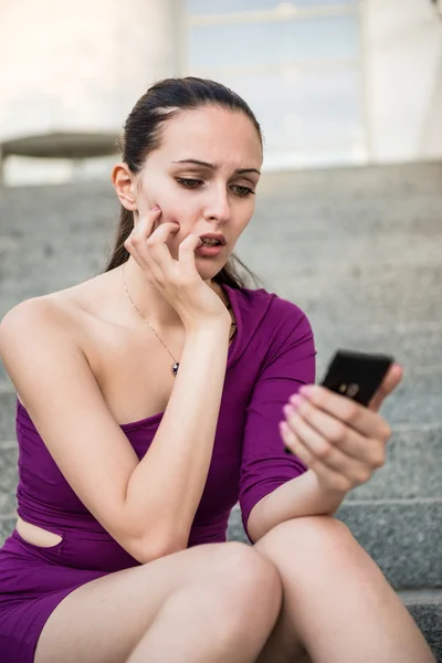 Sorunlar - telefon ile genç kadın — Stok fotoğraf
