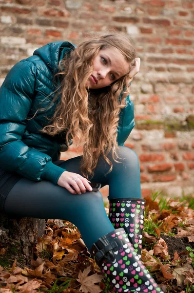 Teenager (young woman) depressed outdoors — Stock Photo, Image