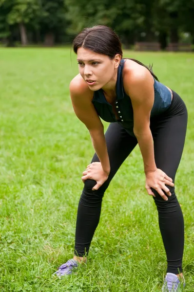 Koppla av - trött kvinna efter sport — Stockfoto