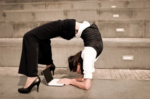 Flexibilní obchodní - žena s Poznámkový blok — Stock fotografie