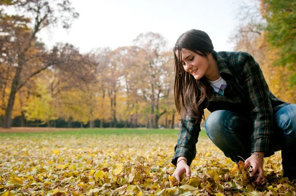 年轻女子在秋天的季节 — 图库照片
