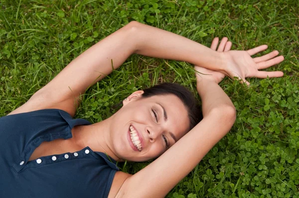 Disfrutando de la vida - mujer acostada en la hierba — Foto de Stock