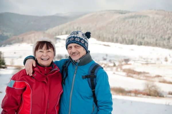 Portrét starší důchodci pár v zimě — Stock fotografie