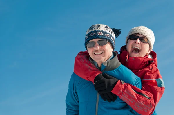 Vinternöjen - lyckliga äldre par — Stockfoto