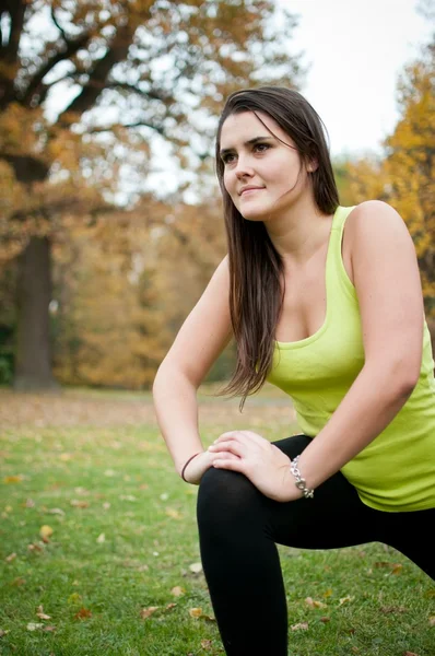 Mujer realiza estiramiento antes de trotar — Foto de Stock