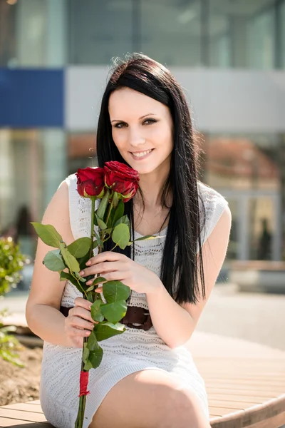 Melhor presente - mulher com rosas — Fotografia de Stock