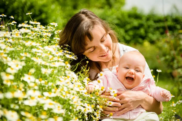 Mutlu bir hayat - bebek ile anne — Stok fotoğraf