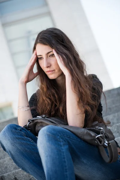 Probleme - junge Frau im Freien porträtiert — Stockfoto