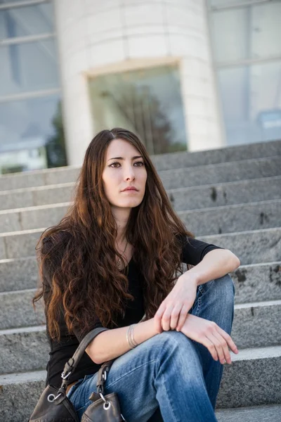 Depressionen - Porträt einer jungen Frau im Freien — Stockfoto