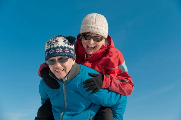 Diversión de invierno - feliz pareja de ancianos — Foto de Stock