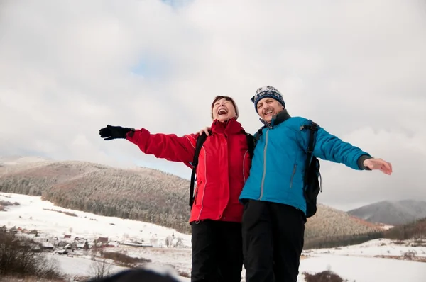 Vinternöje - seniorpensionerat par i snö — Stockfoto