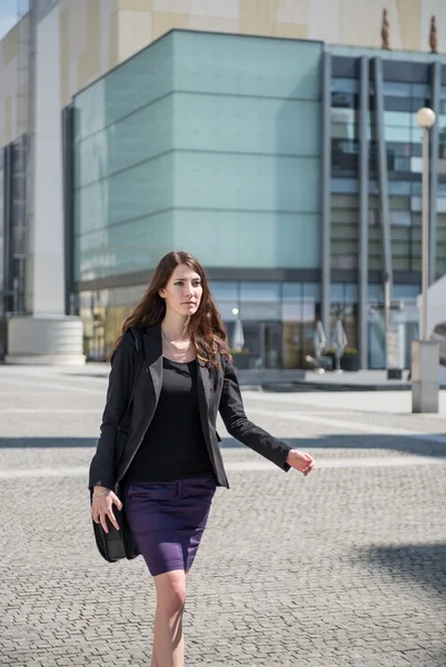 Business woman walking in hurry — Stock Photo, Image