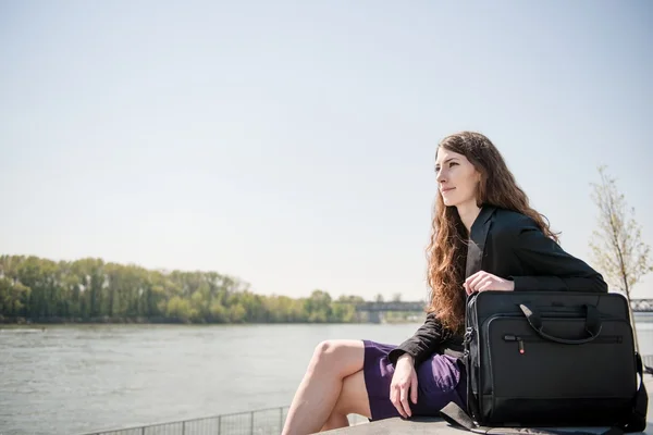 Business woman portrait - relaxing in nature — Stock Photo, Image