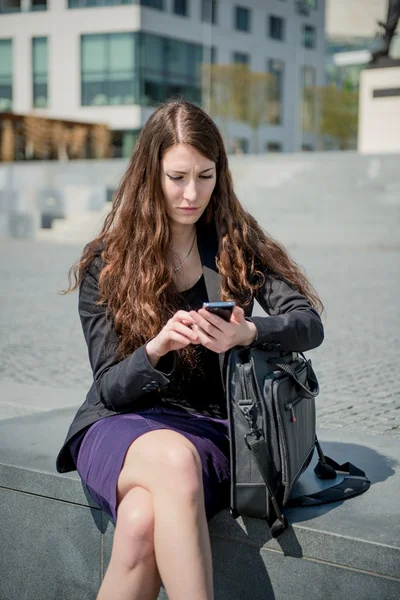 Problems - business woman reading message on phone — Stock Photo, Image