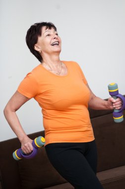 barbell ile egzersiz kadın kıdemli