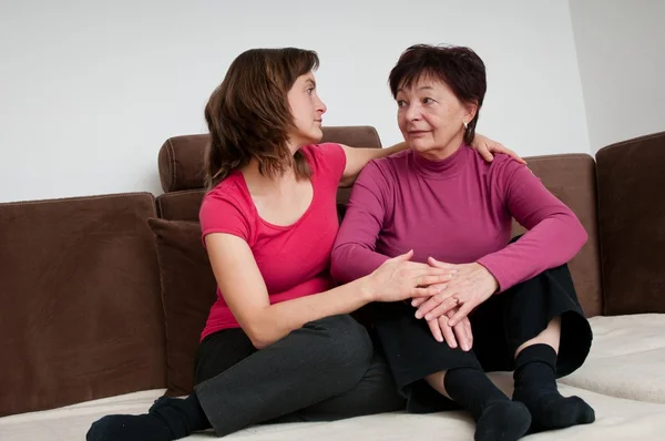 Depression - dotter beklagar senior mor — Stockfoto