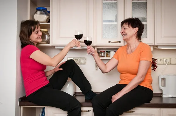 Happy life - mother and daughter drinking wine — Stock Photo, Image