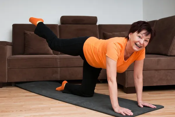Mujer mayor haciendo ejercicio en casa —  Fotos de Stock