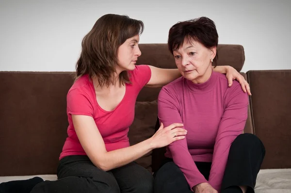 Grote problemen - dochter comfort senior moeder — Stockfoto