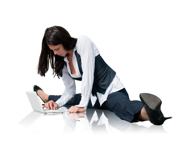 Mujer de negocios flexible con portátil — Foto de Stock