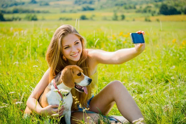 Hond en vrouw - gelukkig leven — Stockfoto
