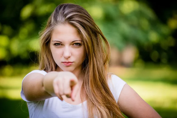 Sen - parmakla işaret eden bir genç kız — Stok fotoğraf