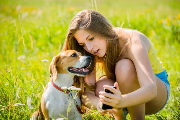 Perro y mujer - mundo moderno — Foto de Stock