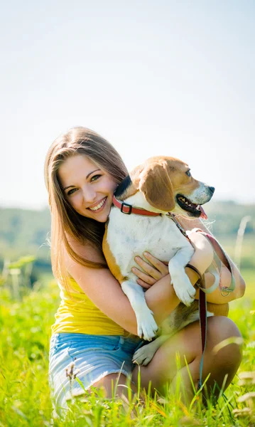 Jonge vrouw met haar huisdier — Stockfoto