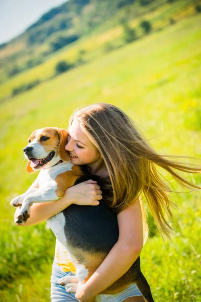 Ung kvinna med sin hund — Stockfoto