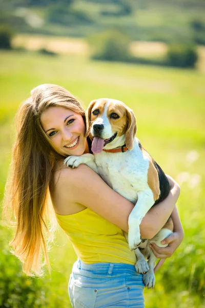 Mujer joven con su perro — Foto de Stock