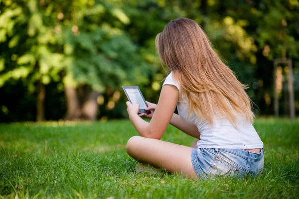 Teen flicka med bok läsaren — Stockfoto