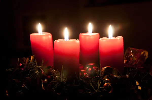 Jul advent krans med brinnande ljus — Stockfoto
