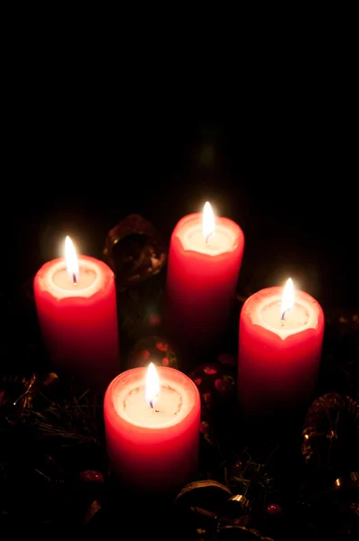 Corona de Adviento de Navidad con velas encendidas — Foto de Stock