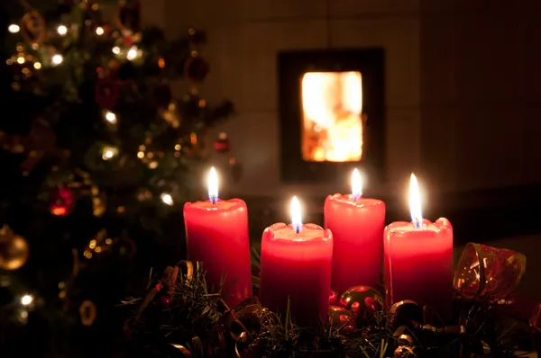 Ghirlanda dell'avvento di Natale con candele accese — Foto Stock