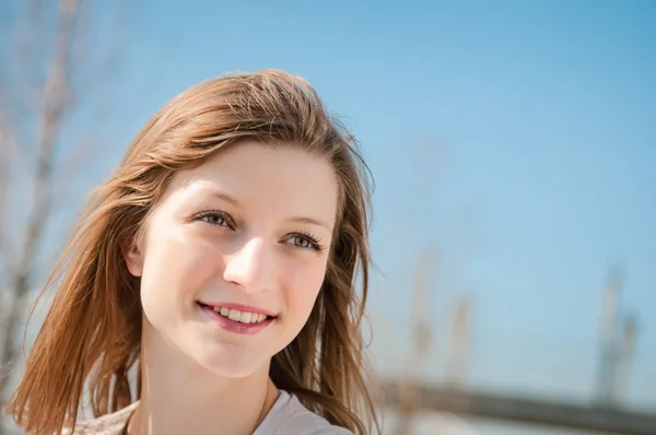 Junge Frau im Freien porträtiert — Stockfoto