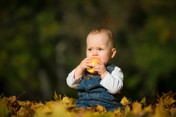 Healthy eating - baby with apple — Stock Photo, Image