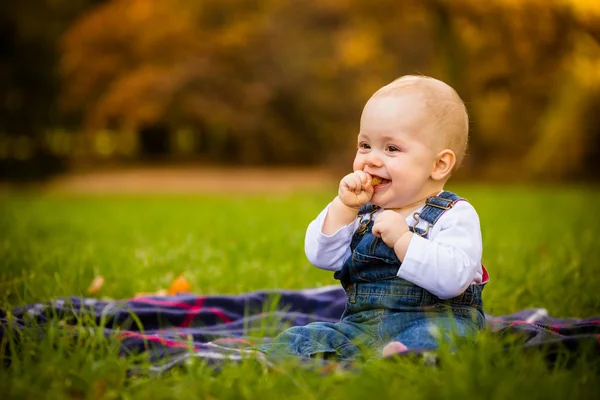 Eating in nature - happy baby — Stock Photo, Image