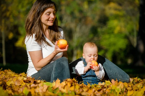 Zdrowego życia - jedzenie jabłek — Zdjęcie stockowe