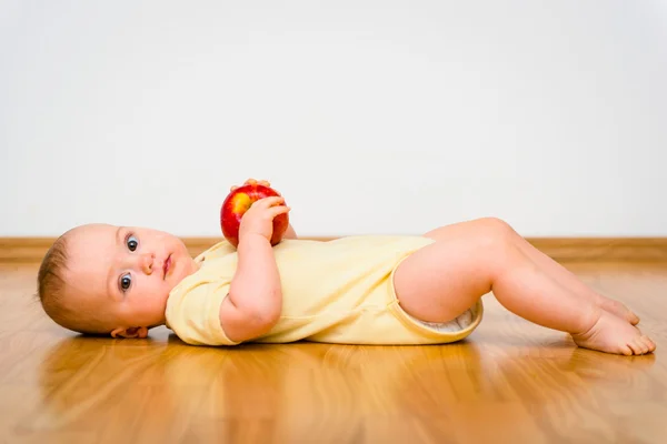 Baby eten apple — Stockfoto