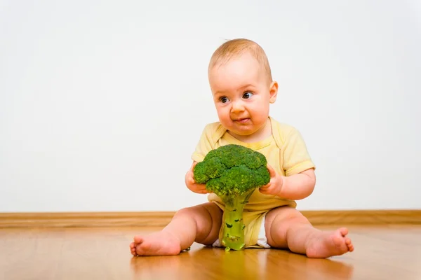 Baby with broccoli - I do not like it — Stock Photo, Image