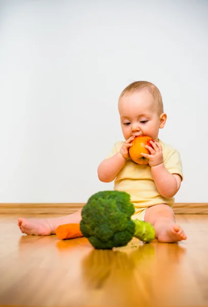 Baby eating fruits and vegetables — Stock Photo, Image