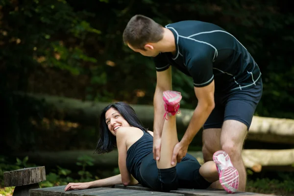 Massaggio - rilassarsi dopo l'allenamento sportivo — Foto Stock