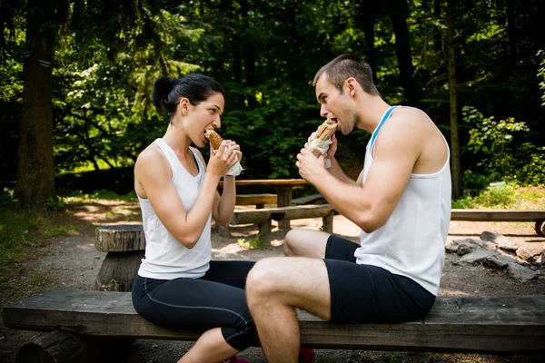 Eating together - couple after jogging — Stock Photo, Image
