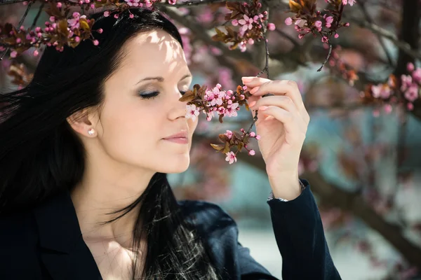 Красота - женщина и цветущее дерево — стоковое фото